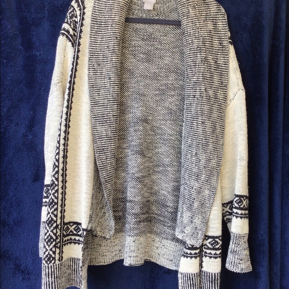Chico’s cozy sweater. Cream black. Size 3. Perfect for the outdoor bbq